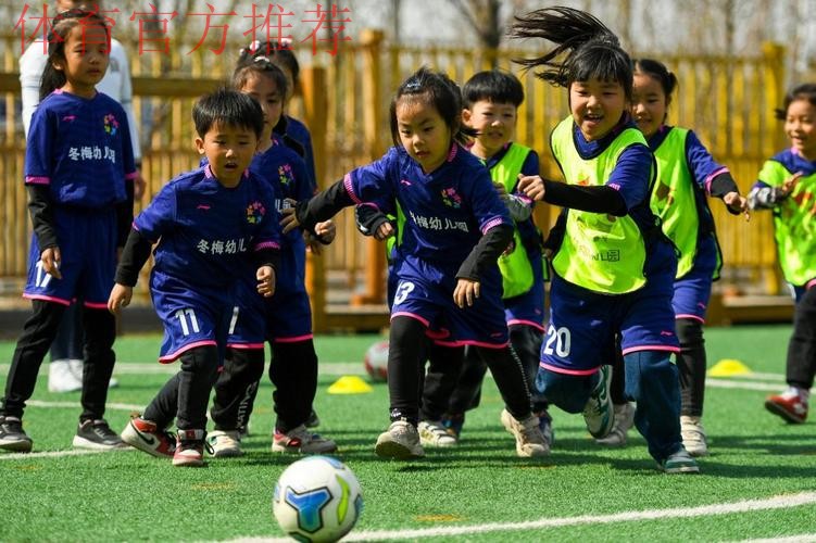 “足球爷爷”走进幼儿园 义务教娃娃们踢足球