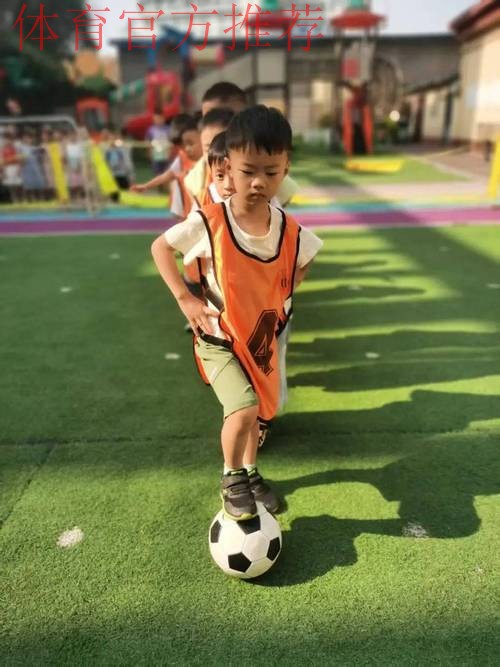 “足球爷爷”走进幼儿园 义务教娃娃们踢足球